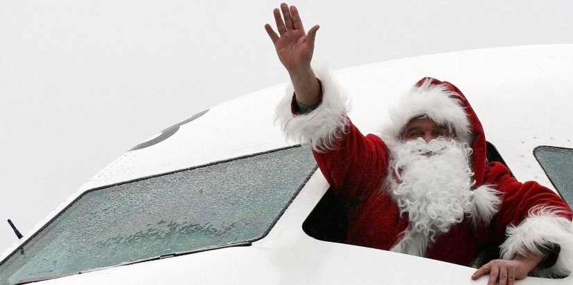 В новогодние праздники можно улететь бесплатно в костюме Деда Мороза или Снегурочки