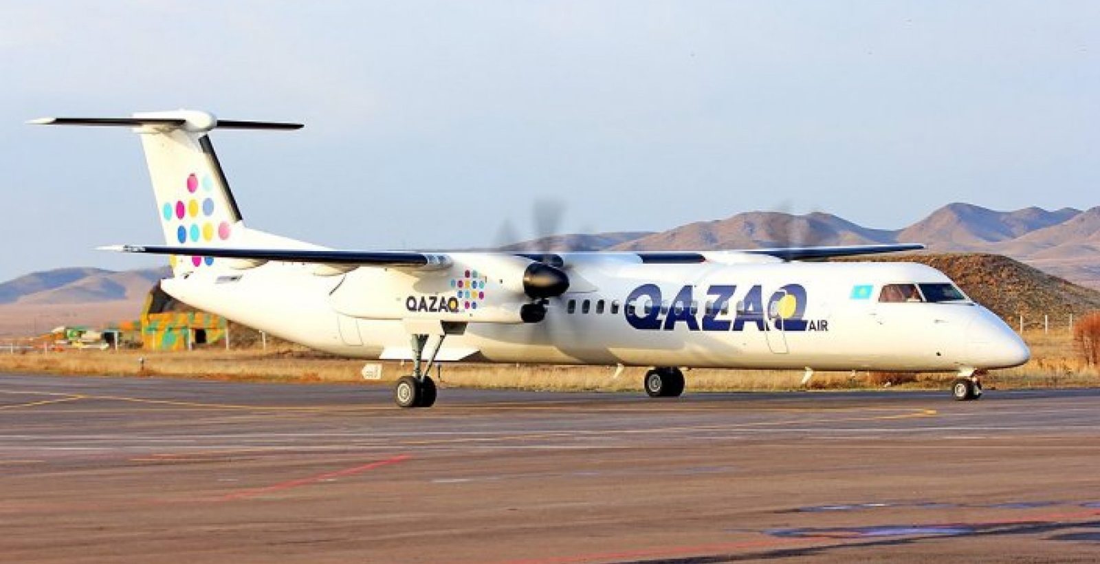 Qazaq air. Qazaq Air самолеты. Казахская авиакомпания Qazaq Air. Dash 8 Qazaq Air. Самолеты Бомбардье Qazaq.