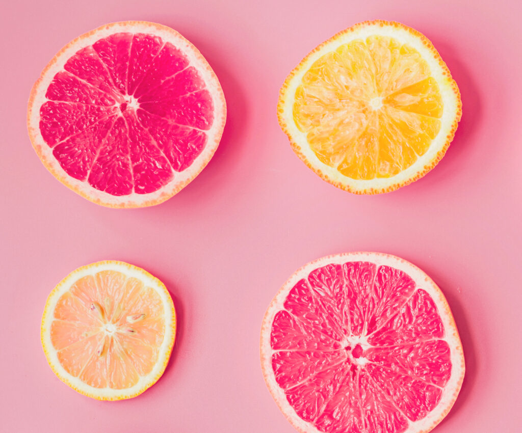slices-of-fresh-citrus-fruits-on-pink-background